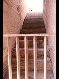 01445 ostia - regio ii - insula vi - casa dell'ercole bambino (ii,vi,3-4) - via della corporazzioni - korridor entlang raum 3 - gleich re treppe - 09-2022.jpg